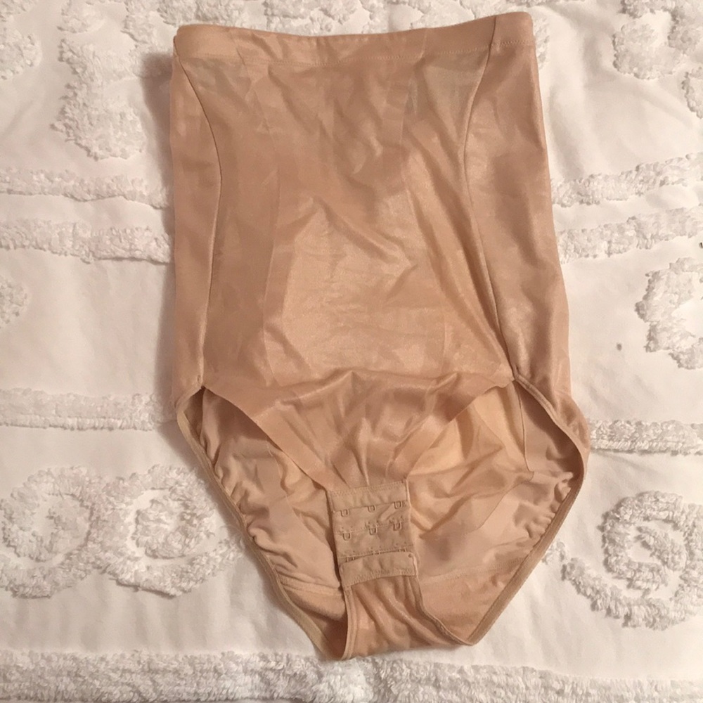 NWOT Maidenform shapewear sz M